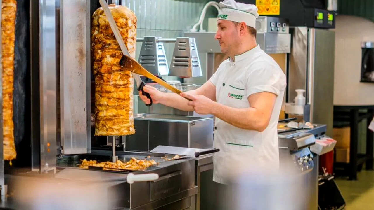Câți lei câștigă SALARIU shaormarii de la Dristor Kebap din București. Suma e impresionantă