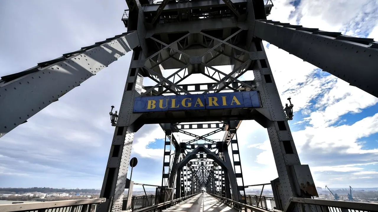 Trenul internațional „România”, blocat pe podul Giurgiu-Ruse din cauza unei defecțiuni tehnice la locomotivă