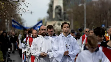 Procesiune de FLORII, la București, organizată de Arhiepiscopia Romano-Catolică | Galerie FOTO