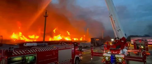 VIDEO | Incendiu de proporții lângă rafinăria Arpechim. Flăcările au atins zeci de metri