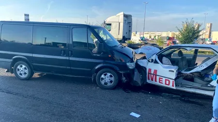 Ambulanță privată din Prahova, care transporta pacienți la dializă, implicată într-un accident pe DN1. Două persoane au rămas încarcerate