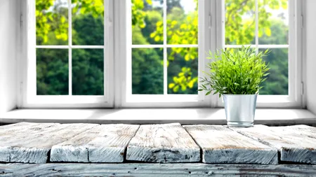 Cu ferestrele închise sau deschise? Care este cea mai bună metodă pentru a menține răcoare în casă pe timpul verii