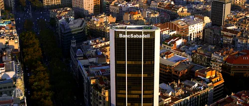 Două mari bănci spaniole își mută domiciliul fiscal din Catalonia. Ce se va întâmpla cu miile de angajați
