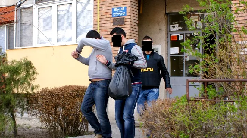 Percheziții la Ploiești, fiind vizate persoane suspectate de infracțiuni cu violență