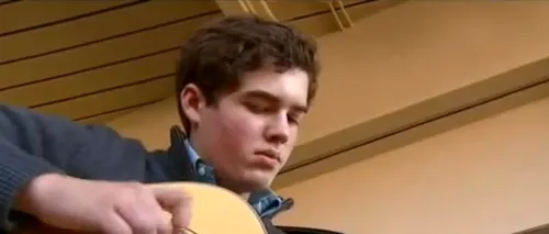 VIDEO. Cum a învățat un adolescent să cânte la 13 instrumente, după un accident pe terenul de sport