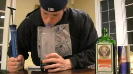 O metodă periculoasă de a te ameți repede a devenit populară în rândul americanilor. VIDEO