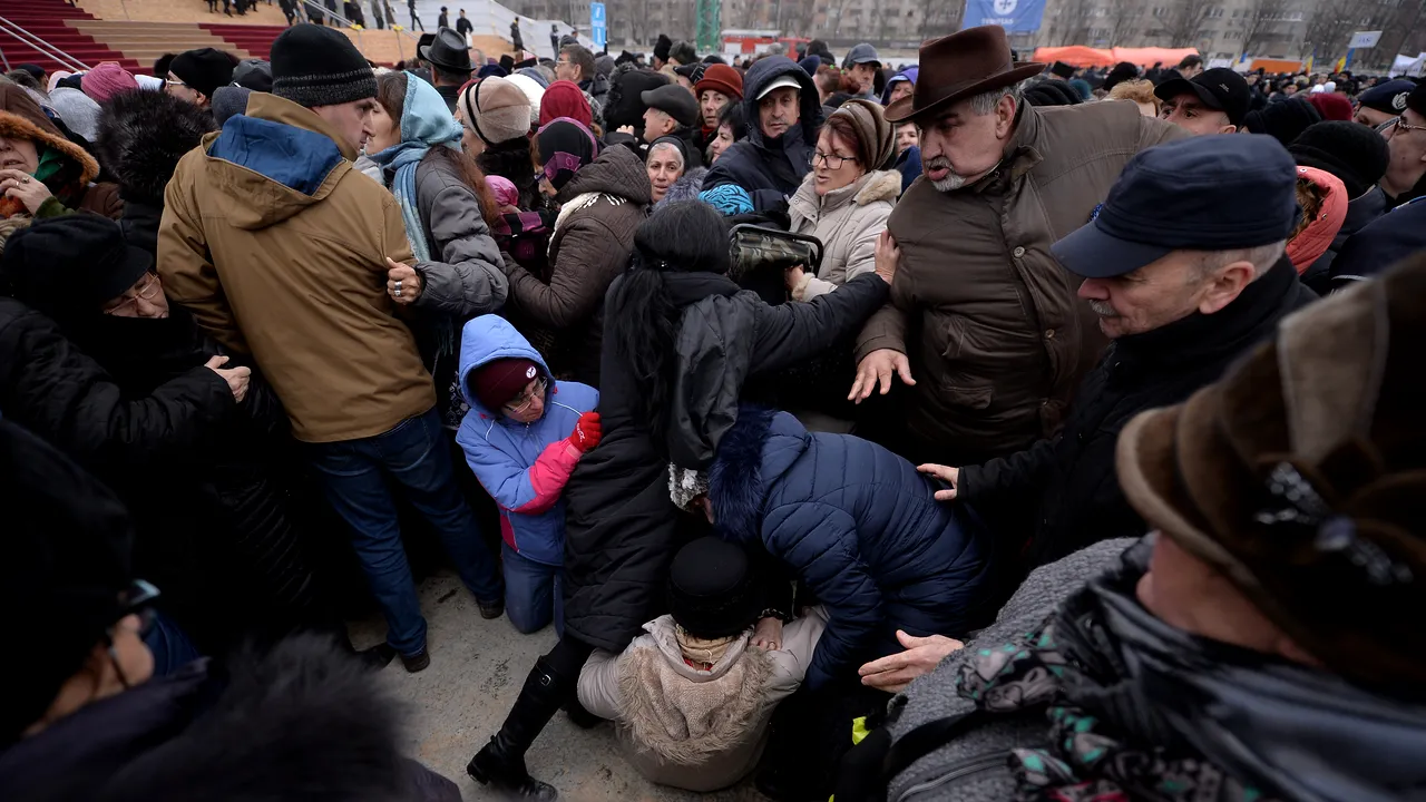 SFINȚIREA Catedralei Mântuirii Neamului. Credincioșii S-AU CĂLCAT ÎN PICIOARE la intrare