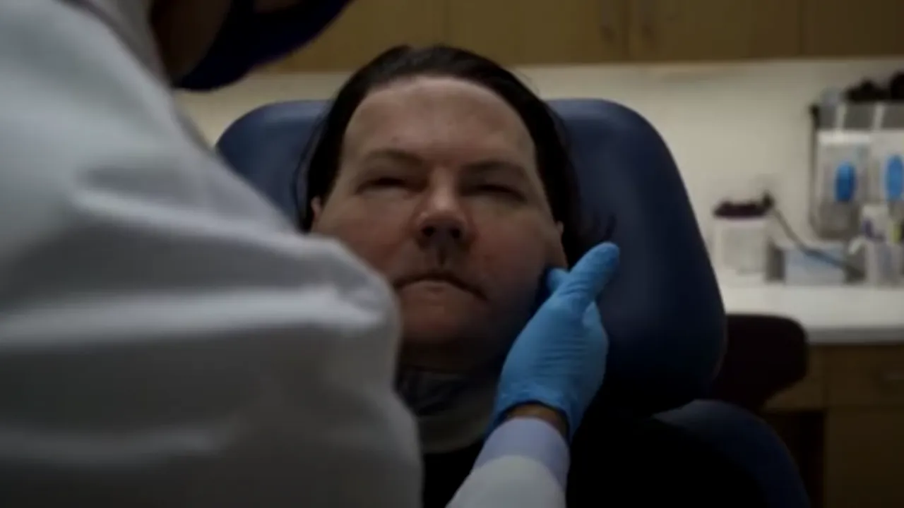 Medicii americani au reușit în premieră un transplant simultan de față și mâini