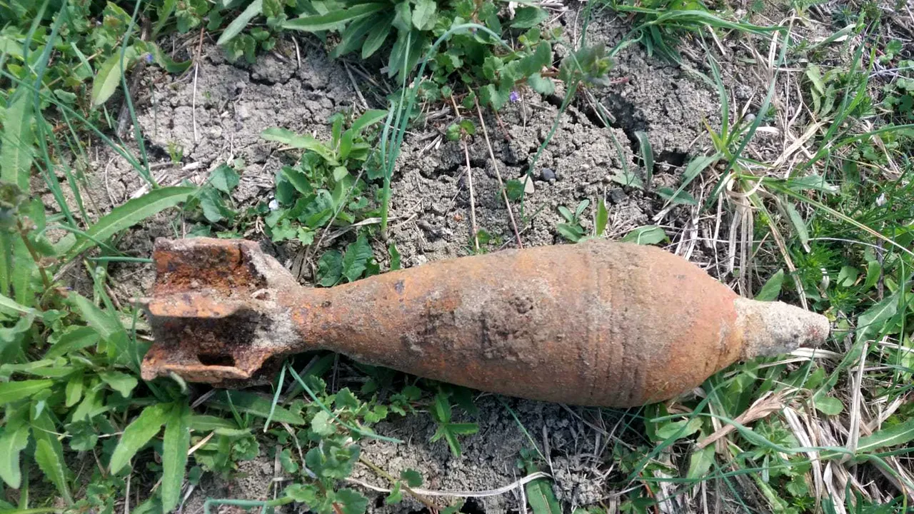 Căuta metale într-o pădure din Botoșani, dar a dat peste o bombă aruncător, în stare perfectă de funcționare 