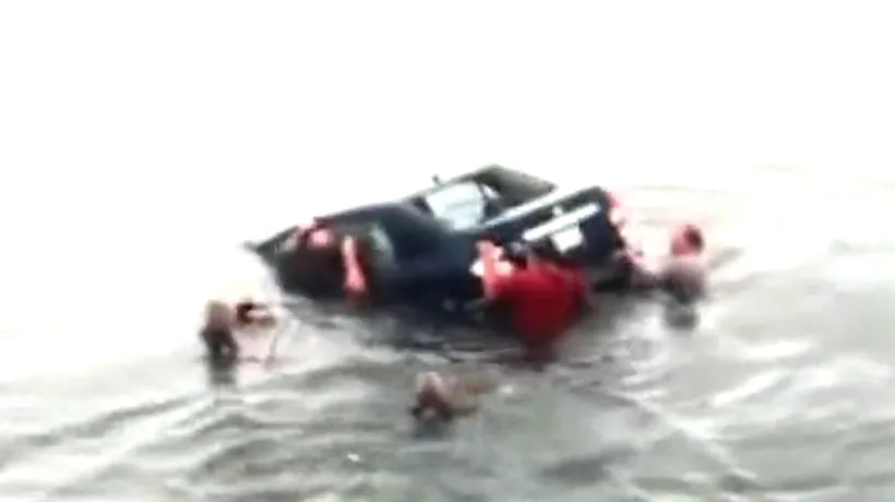VIDEO: Operațiune de salvare pentru o șoferiță de 84 de ani care a plonjat în apă