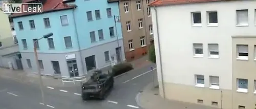 VIDEO: O coloană de tancuri Panzerhaubitze 2000 trece printr-un oraș german
