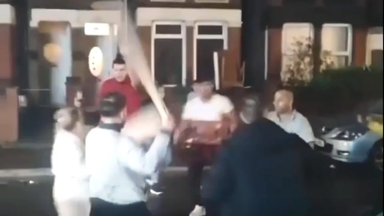 Bătaie cu săbii și bâte între români, pe străzile din Luton: „Așa mă iubești tu pe mine?!” (VIDEO)