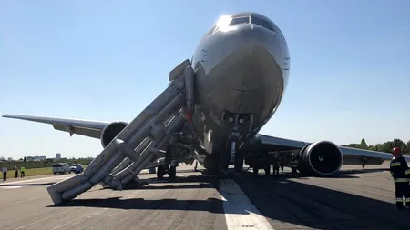 Incident grav pe Aeroportul Băneasa! Un avion cu o „misiune specială” a aterizat cu trenul rupt! La bord erau 84 de pasageri / Primele declarații! - FOTO/VIDEO