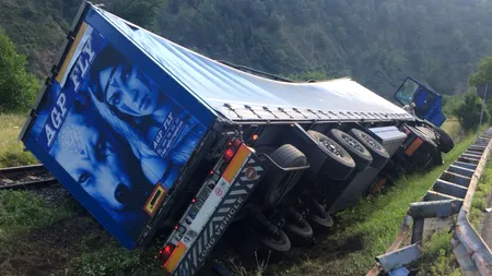 Accident TIR răsturnat pe calea ferată Vâlcea Câineni Valea Mărului