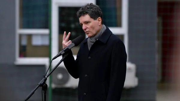 Doru Bușcu semnează un text devastator, adresat președintelui: Ce te legeni, Nicule? / De ce nu m-aș legăna, dacă asta-i firea mea? Dau din umeri, mă înclin, deschid palmele puțin. Mișc din cap, râd fără rost. Fac ce-ar face orice prost, dacă mâine-ar fi votat să vă fie șef de stat