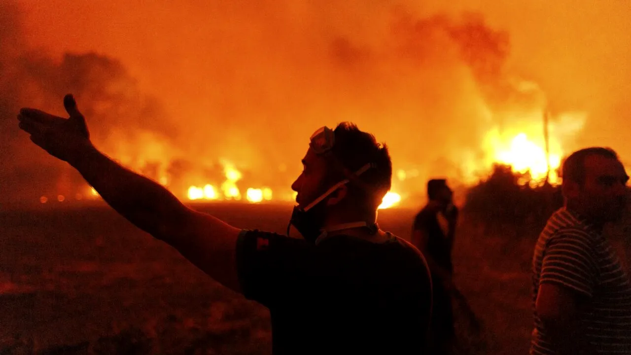 INCENDII ÎN GRECIA - Pompierii români ajută la stingerea unui incendiu în Alexandroupolis. Patrule militare păzesc intrările în păduri