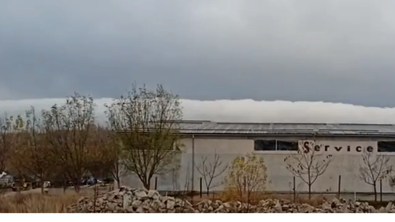 Fenomen ciudat în Capitală: Un nor cilindric uriaș a stat nemișcat câteva ore | VIDEO