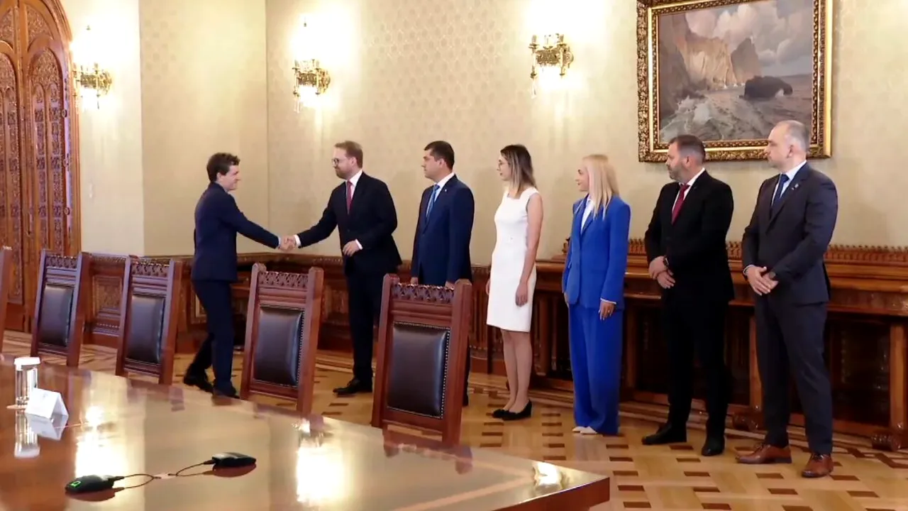 Nicușor Dan a început discuțiile cu partidele pentru desemnarea premierului. Grindeanu: „Suntem pregătiți să preluăm guvernarea”. Simion: ”Nu se poate fără AUR”. Bolojan: “Guvernul nou va trebui să continue măsurile de reducere a cheltuielilor”/USR, la Cotroceni