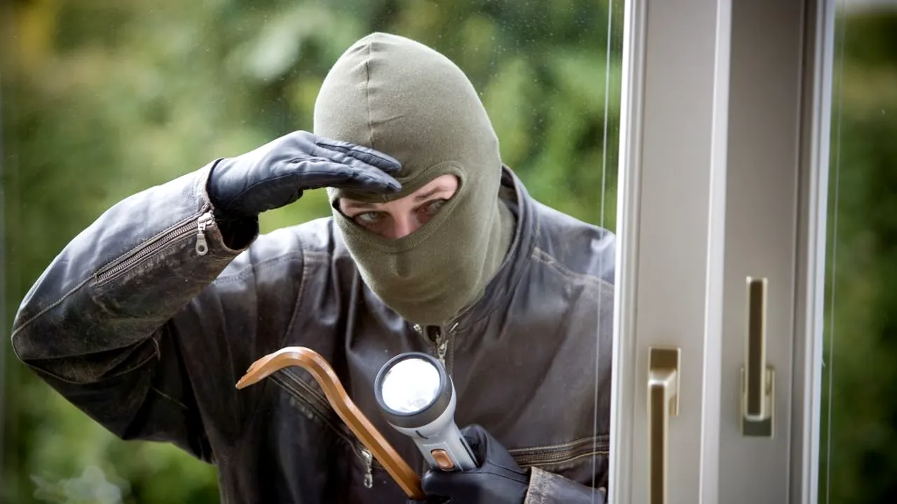 Jaf ca-n filme: A pus bijuteriile de 10.000 de euro într-o sacoșă și-a fugit. Întreaga scenă, surprinsă de o cameră de supraveghere / Hoțul este căutat de polițiștii gălățeni