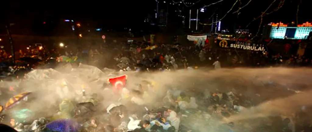 Proteste violente la Istanbul după descinderi ale poliției la trustul media Zaman