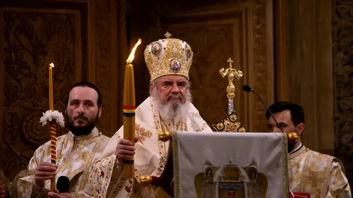 Patriarhul Daniel, mesaj emoționant la procesiunea primirii Sfintei Lumini: Ne bucurăm că această lumină acum se răspândeşte în toată ţara, dar şi în ţările vecine