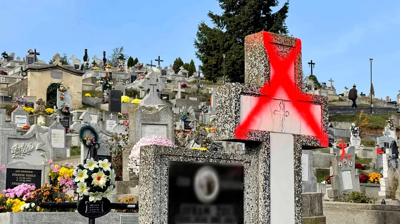 Zeci de cruci din Cimitirul Municipal din Alba Iulia au fost marcate cu vopsea portocalie. Primarul acuză firma care administrează cimitirul de ”lipsă de umanitate”