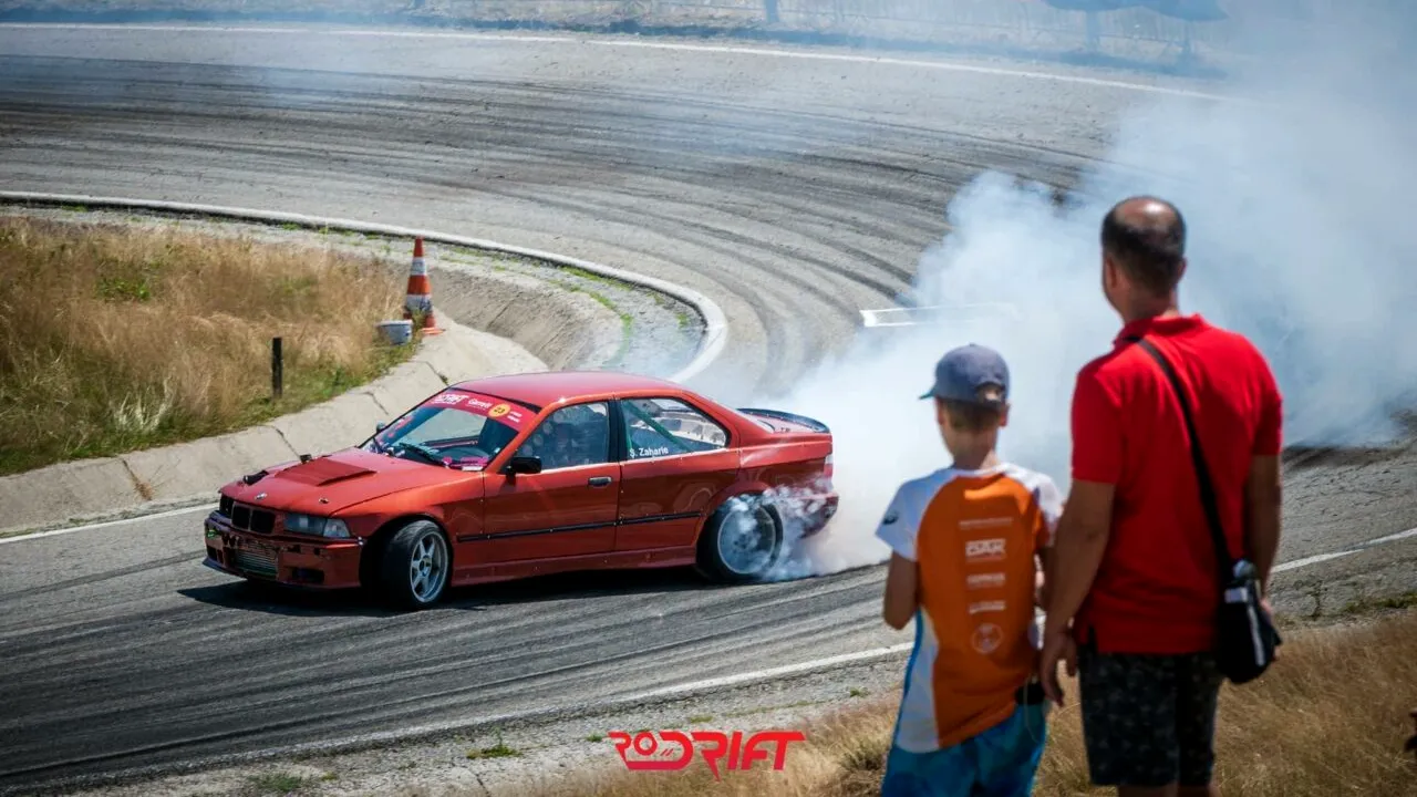 Bulgarii se distrează cu RIVALII la Campionatul Național de Drift! Yordan Mladenov, învingător pe Transalpina