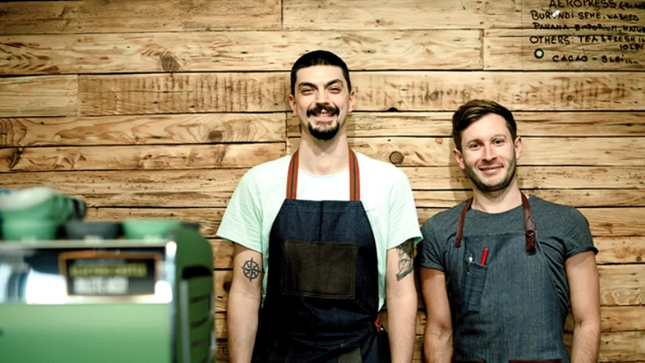 Doi prieteni și-au deschis o cafenea de 12 metri pătrați în nordul Bucureștiului și vând cafea la 