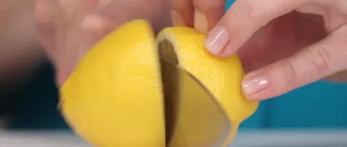 Ce se întâmplă dacă storci sucul unei lămâi într-un recipient pătat de mâncare
