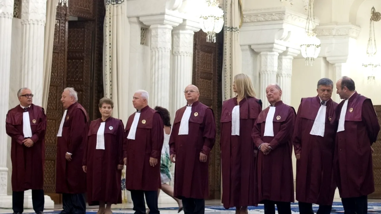 Cine sunt judecătorii Curții Constituționale, care decid soarta referendumului