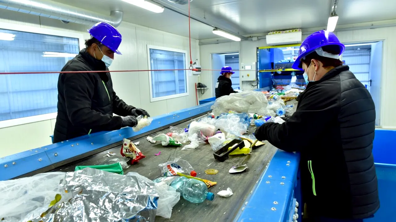 Desfaci. Folosești. Arunci unde & cum trebuie / Reciclarea, pe înțelesul tuturor. Mai întâi a fost colectarea separată!