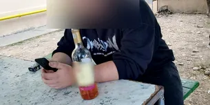 Un elev a fost prins în timp ce bea ALCOOL chiar în curtea școlii
