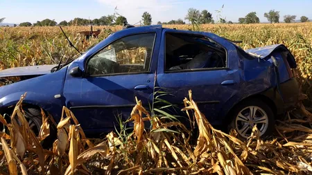 Un agricultor din Vrancea a descoperit două persoane decedate, într-o mașină răsturnată într-un lan de porumb