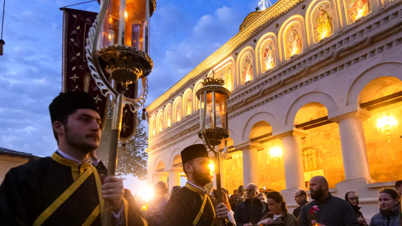 Programul slujbelor de Paşte la Patriarhie. Când încep Deniile. Când se ia Lumina în noaptea de Înviere