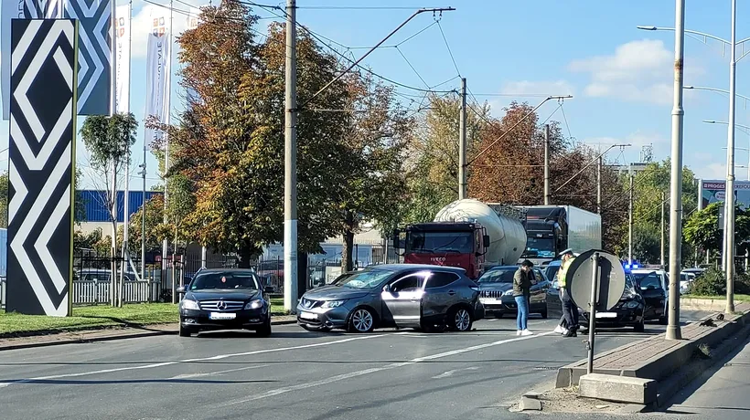 Accident cu trei mașini pe bulevardul Iuliu Maniu din București | FOTO