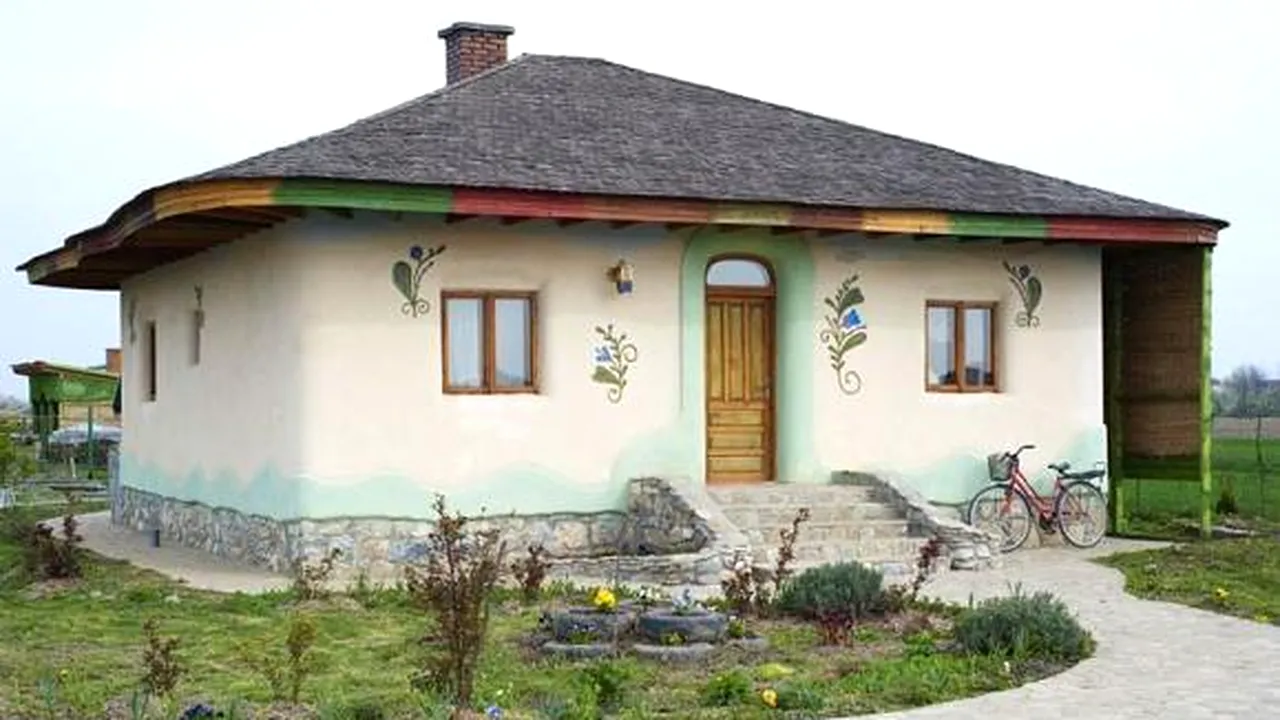 Cea mai frumoasă casă din chirpici din România - GALERIE FOTO