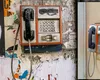 Mai ții minte telefoanele stradale cu ramă portocalie în care introduceai fise? Cu cât a ajuns să se vândă un dispozitiv, acum, în 2025