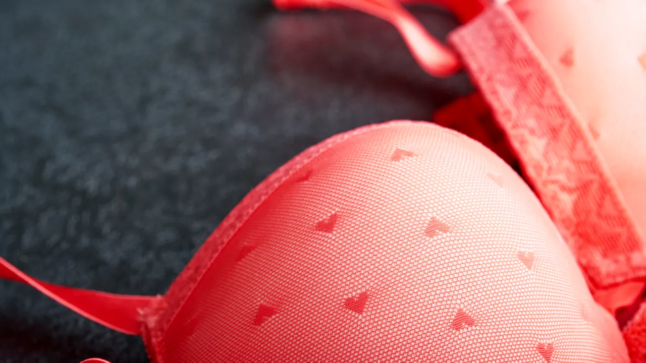 Scene interzise de amor în Iași. Doi amanți și-au dat întâlnire lângă un supermarket, au renunțat la haine și au trecut la fapte în văzul tuturor