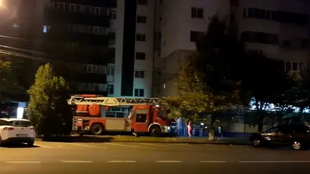 VIDEO | Scene tensionate în Buzău. O femeie a amenințat că se aruncă de la etajul zece, dar a fost oprită la timp de negociatori