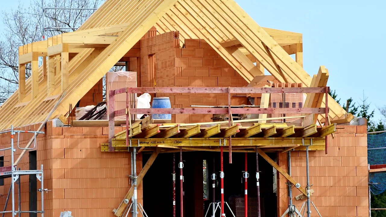 Ce sume cer meseriașii pentru construcția UNEI CASE cu un singur nivel. „Cam ăsta e prețul, fomiști sunteți voi care luați pielea de pe om”