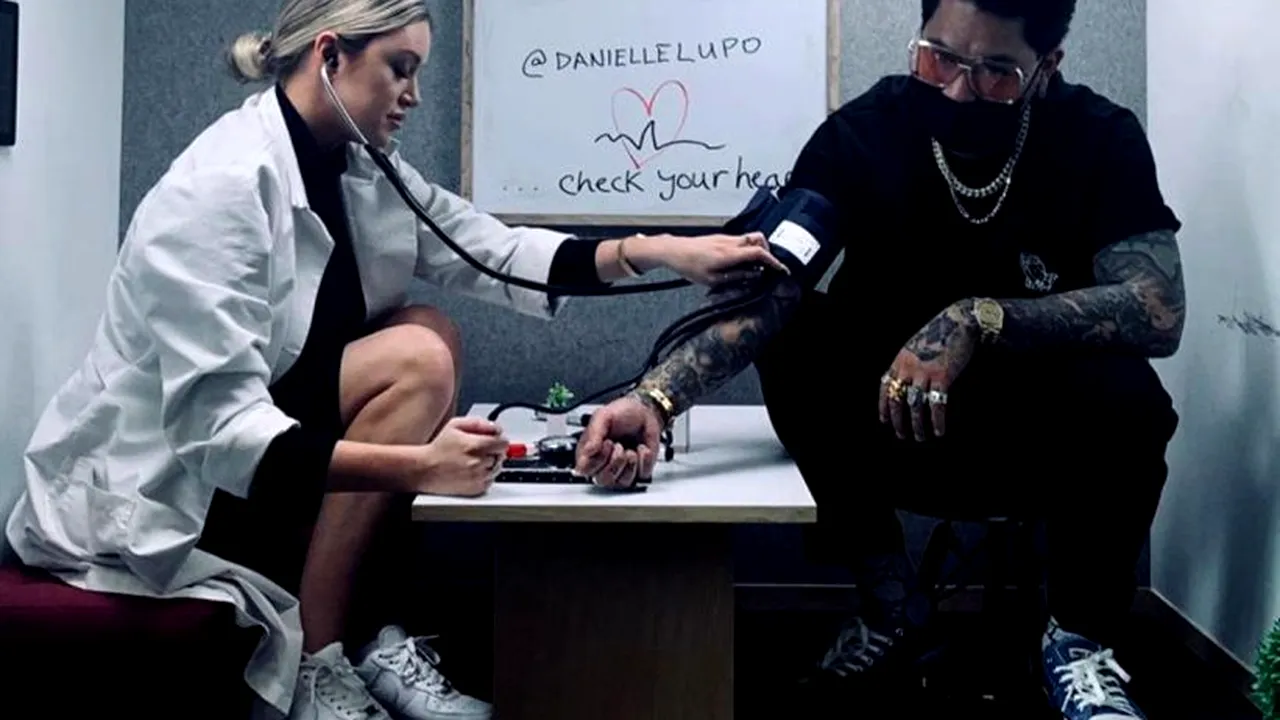 MONDEN. Ziua îți ia tensiunea, noaptea îți crește pulsul. Asistentă medicală și iepuraș Playboy, în același timp. FOTO incendiar!