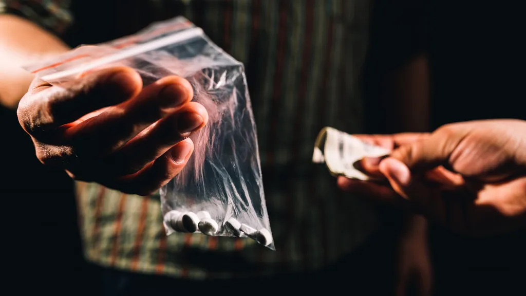 FOTO-VIDEO | Percheziții la traficanții de droguri. Substanțele ajungeau mai ales în cercurile „high life” din București