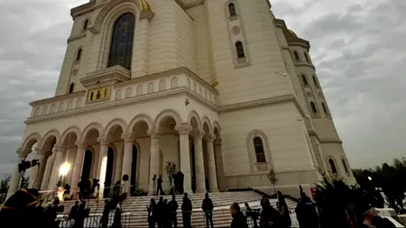 Programul de închinare la Catedrala Națională se prelungește până pe 5 noiembrie. Timpul de așteptare la coadă este ACUM de 10 ore