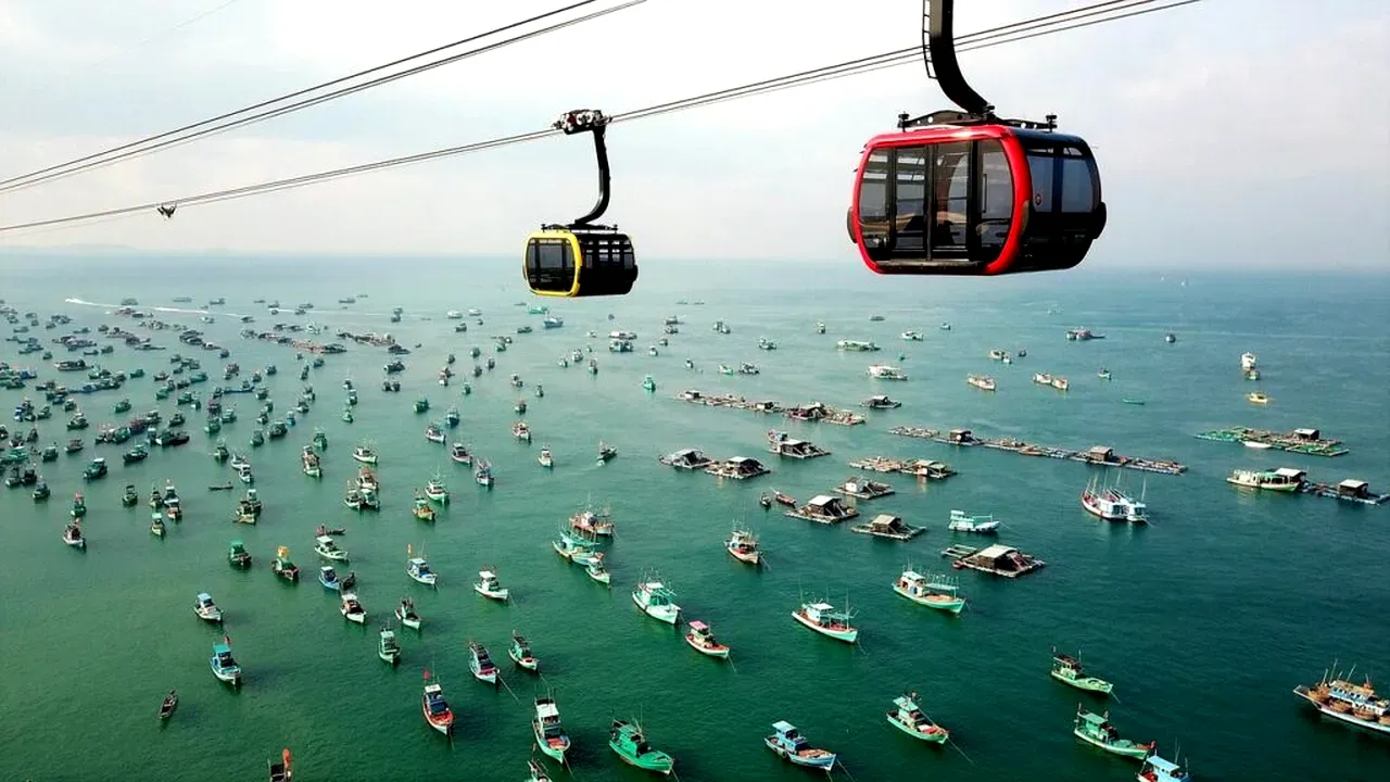 Cel mai lung traseu de telecabină din lume își poartă turiștii peste insule, plaje și zone tropicale spectaculoase