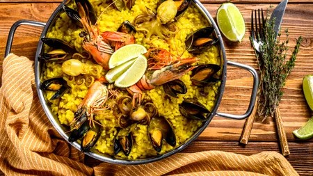 Rețeta tradițională spaniolă de Paella, pe care poți să o faci acasă. Ce trebuie să știi despre acest preparat celebru, sățios și delicios