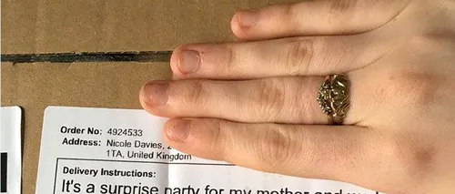 A comandat online un inel. Când a primit pachetul a rămas fără cuvinte: ce scria pe el