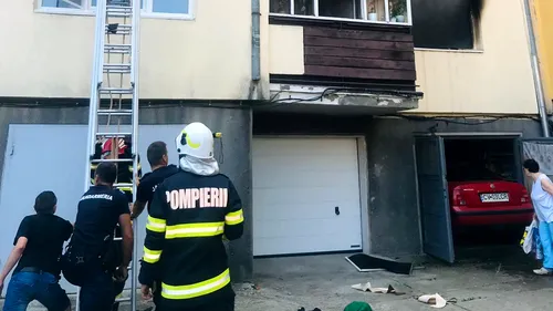Incendiu într-un bloc din Sfântu Gheorghe. Toți locatarii au fost evacuați. Două persoane au ajuns la spital
