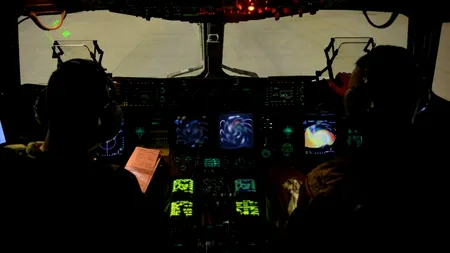 Un pilot de avion a raportat o întâlnire cu un OZN:„Detest să spun treaba asta, dar seamănă cu un obiect cilindric lung”