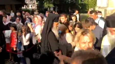Zeci de persoane fără măști de protecție, în înghesuială pentru a primi binecuvântarea de la noul arhiepiscop al Sucevei / Prefectul, prezent la întâmpinarea lui ÎPS Calinic Botoșăneanul - VIDEO