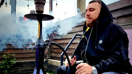 Mitul fumatului „mai sănătos” la narghilea, spulberat de un medic ieșean: „Pătrunde în plămâni aceeași cantitate de fum ca la fumatul a 100 de țigări”